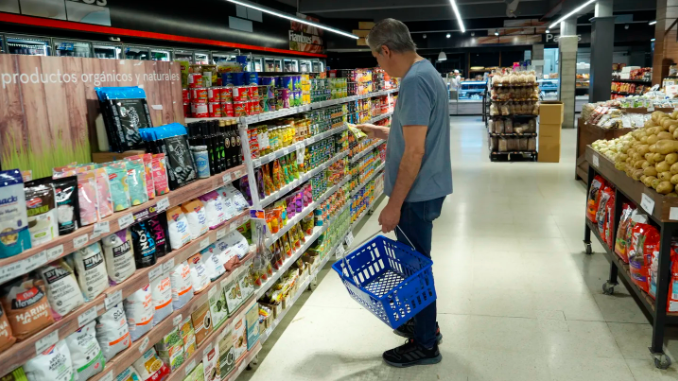 En la búsqueda de mejores precios, las familias cambian los comercios de cercanía por los supermercados